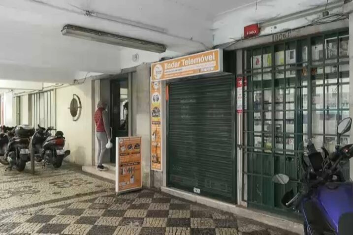 Loja da rua de Campolide, em Lisboa, onde ocorreu o roubo violento