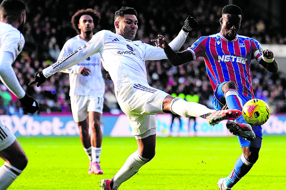 Casimiro (Man. United) em duelo com Marc Guehi (C. Palace)