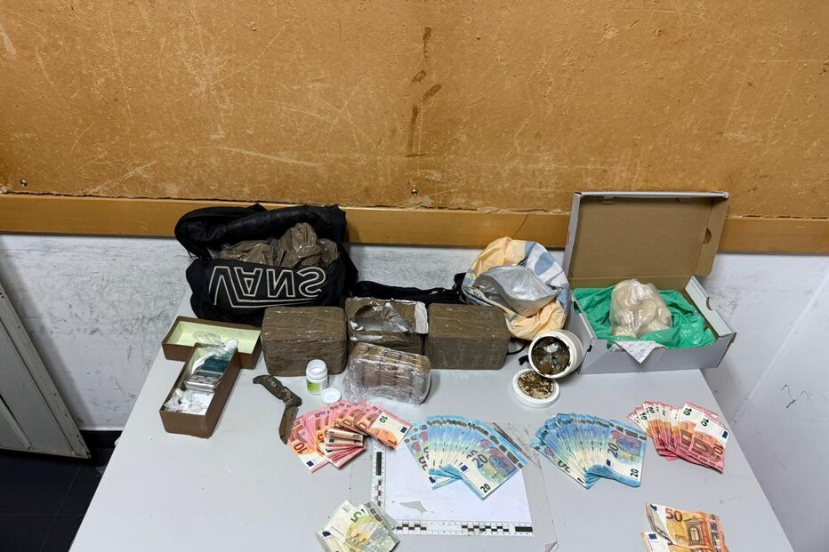 Droga e material apreendidos