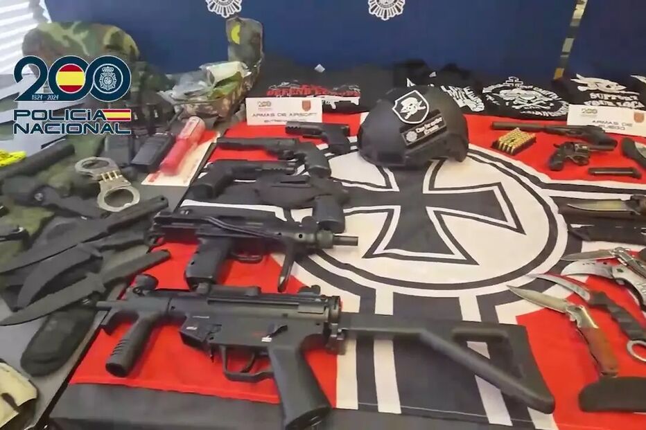 A polícia espanhola apreende armas e símbolos neonazis de célula terrorista