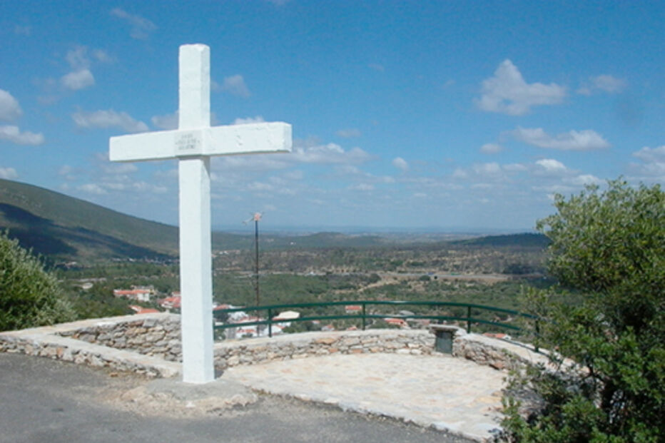 Alpinistas sofrem queda em escalada; um deles bateu com a cabeça.
