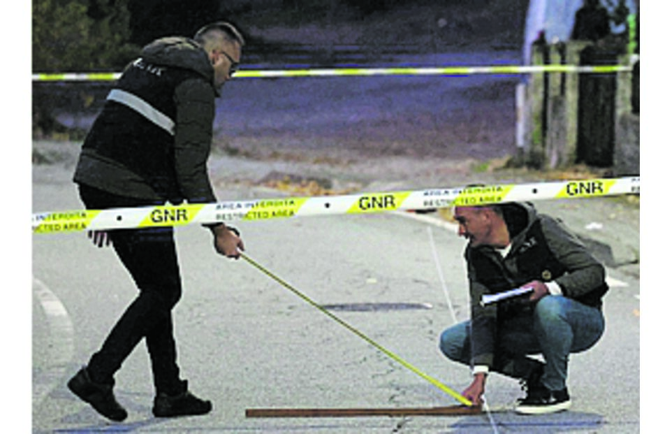 Polícia examina o local onde um ligeiro de mercadorias atropelou um homem de 62 anos