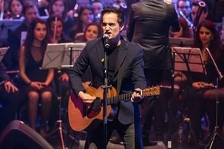 Ricardo Azevedo atua com banda no Hospital de Santo António após acidente