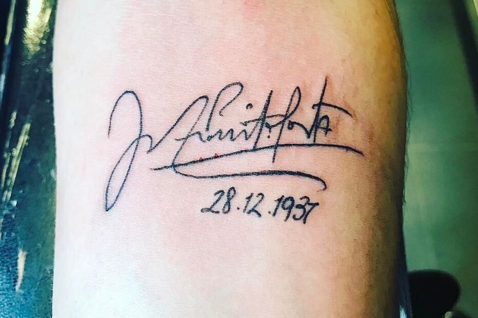 Tatuagem com assinatura de Pinto da Costa e data de nascimento
