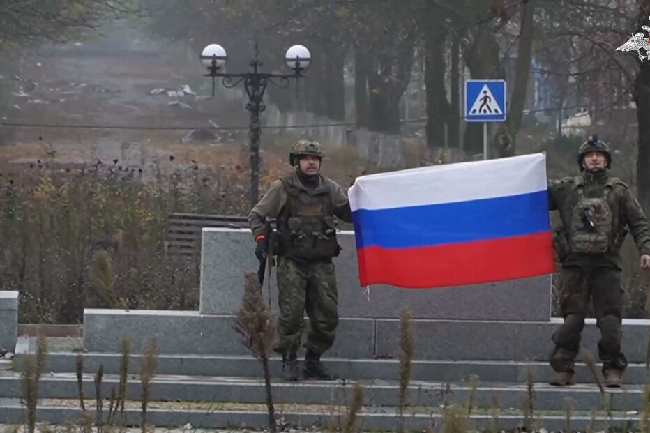 Militares russos exibem bandeira russa em território ucraniano
