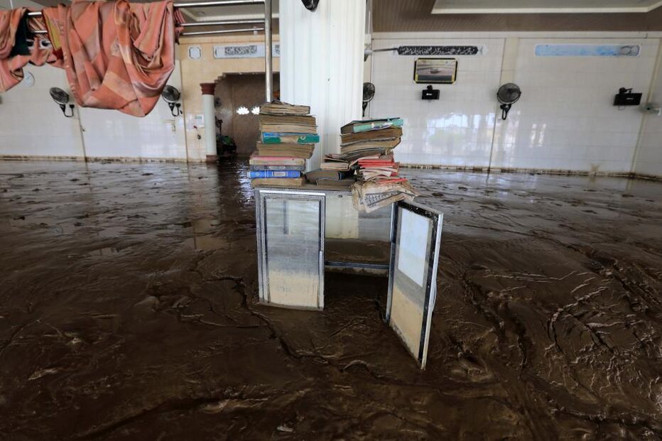 Inundação danifica edifício com livros e mobiliário