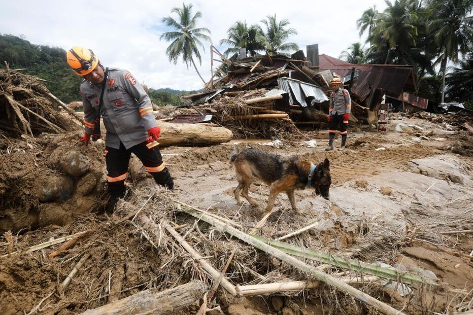 Buscas e resgates após inundações na Indonésia