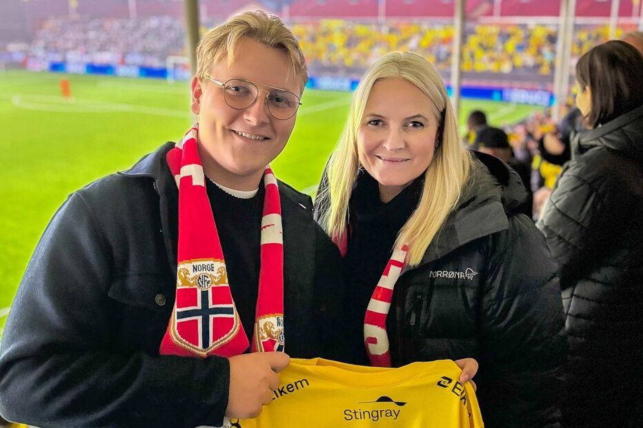 Mette-Marit, Princesa da Noruega, apoia equipa com cachecol e camisola