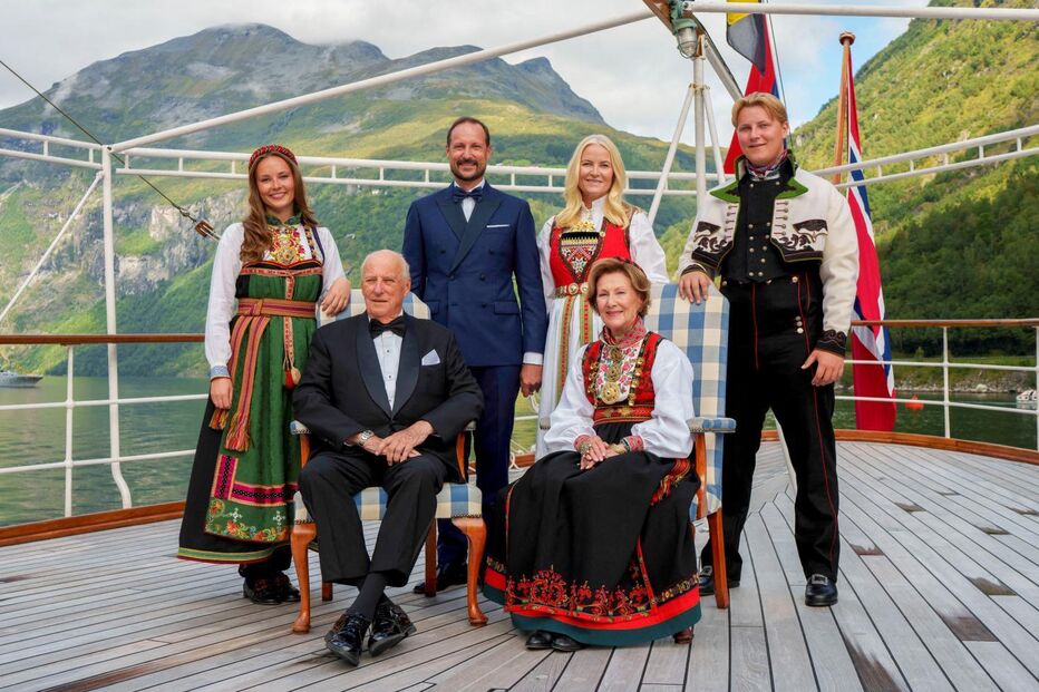 Família real norueguesa posa num barco no fiorde de Geiranger