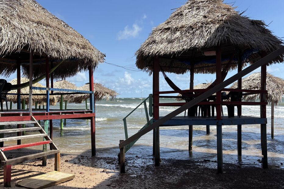 Desde o ano passado, principalmente, que o mar tem avançado para terra e ocupou a zona do areal
