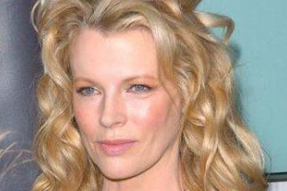 Kim Basinger posa num evento com um vestido preto