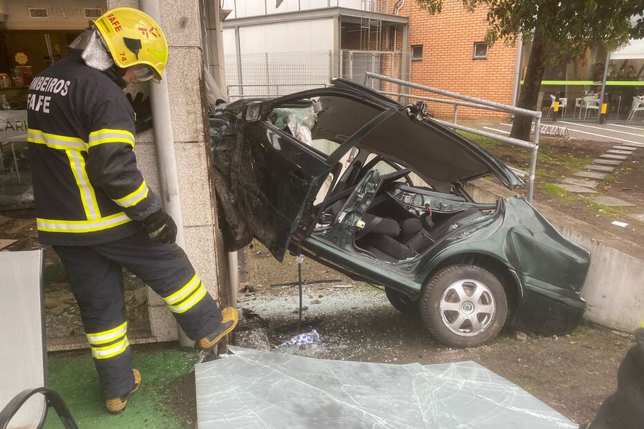 Despiste em Fafe: carro embate em pastelaria; três feridos, incluindo condutora em estado grave e bombeiro