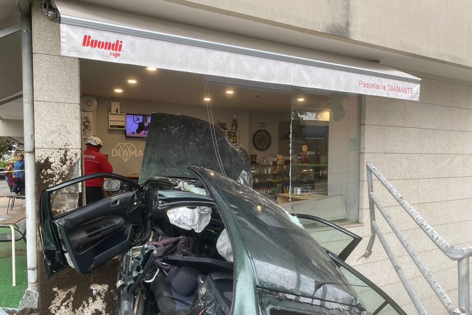 Carro despista-se contra pastelaria Diamante, em Fafe; há três feridos