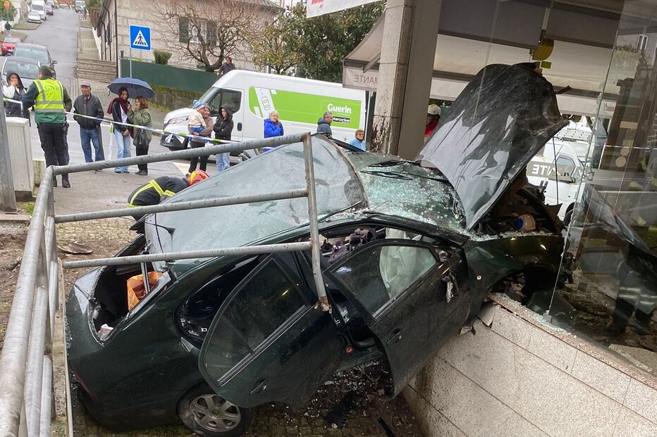 Despiste em Fafe fere três, incluindo condutora em estado grave e bombeiro