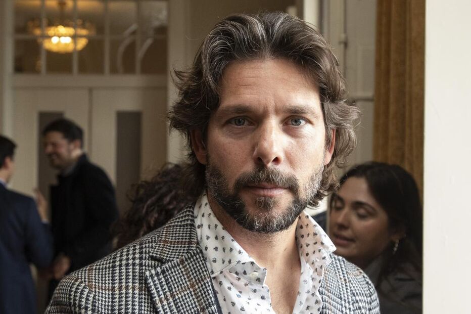 Jorge Corrula é visto em compras com amigos