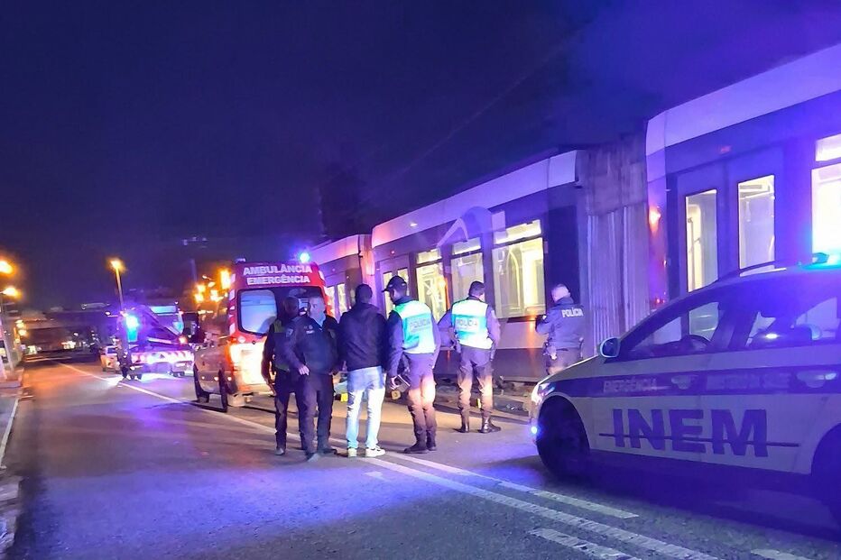 Atropelamento fatal no metro de Almada; bombeiros, PSP e INEM no local