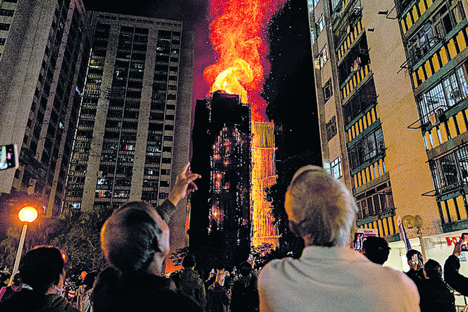 Incêndio em arranha-céus em Hong Kong