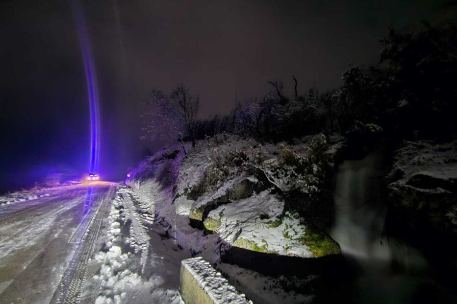 Estrada nacional cortada entre Cinfães e Castro Daire devido à queda de neve em Montemuro