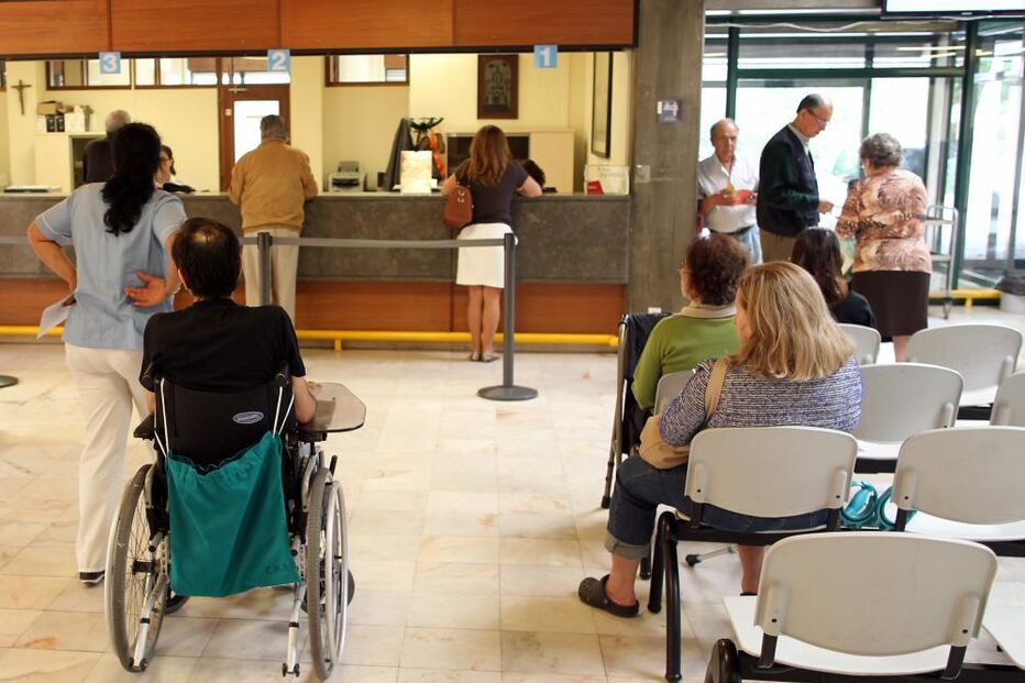 Pessoas aguardam atendimento num espaço de saúde para acautelar direitos de pessoas com deficiência