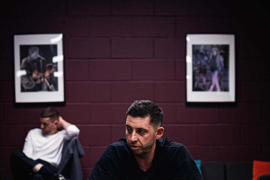 Cantor criticado após momento constrangedor com fã grávida e com deficiência