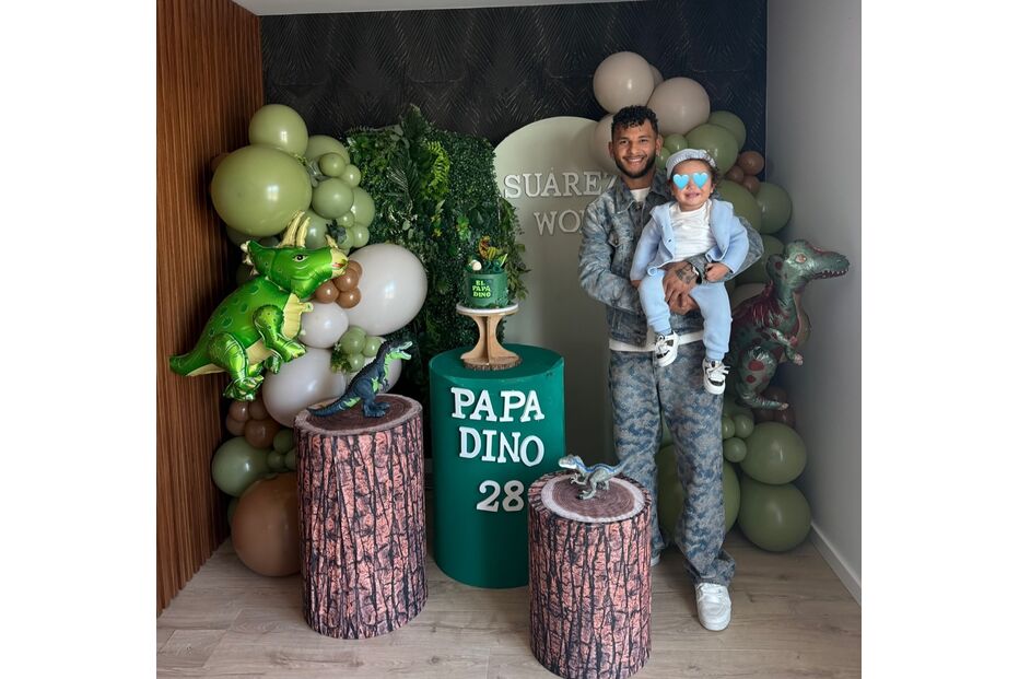 Luis Suárez comemora aniversário com a família e tema de dinossauros