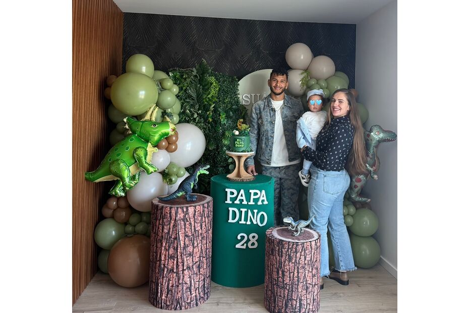 Luis Suárez celebra aniversário com família e tema de dinossauros.
