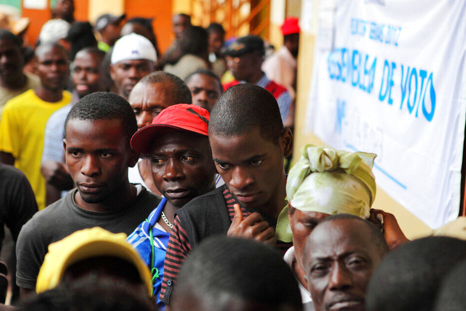 Membros do MPLA aguardam, enquanto um se queixa de expulsão