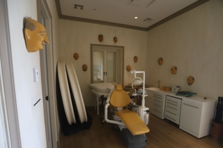 Interior da casa de Epstein nas Ilhas Virgens com cadeira de dentista e máscaras nas paredes