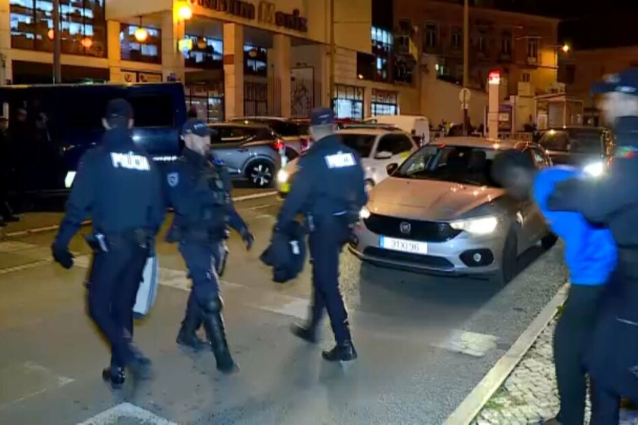 Operação policial em curso no Martim Moniz. Há duas pessoas identificadas por posse de droga