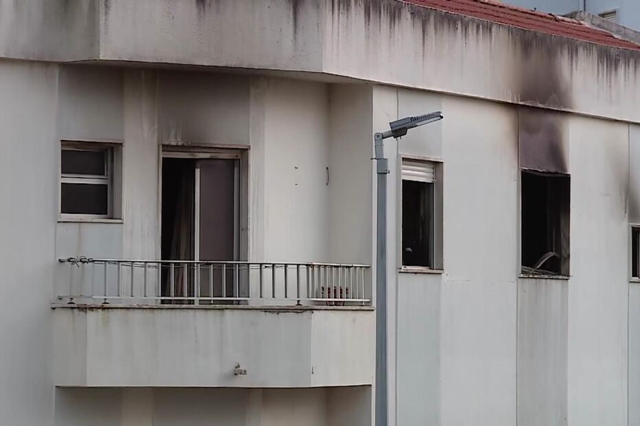 Incêndio danifica fachada de prédio residencial, com janelas queimadas e fuligem visível