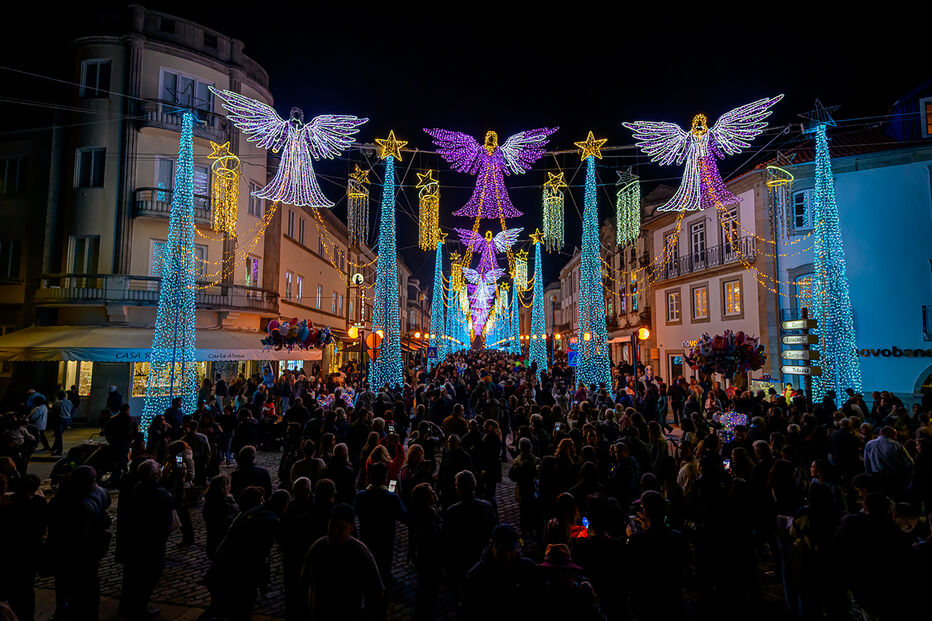 Viana do Castelo celebra o Natal com iluminação festiva e atrações na praça principal.
