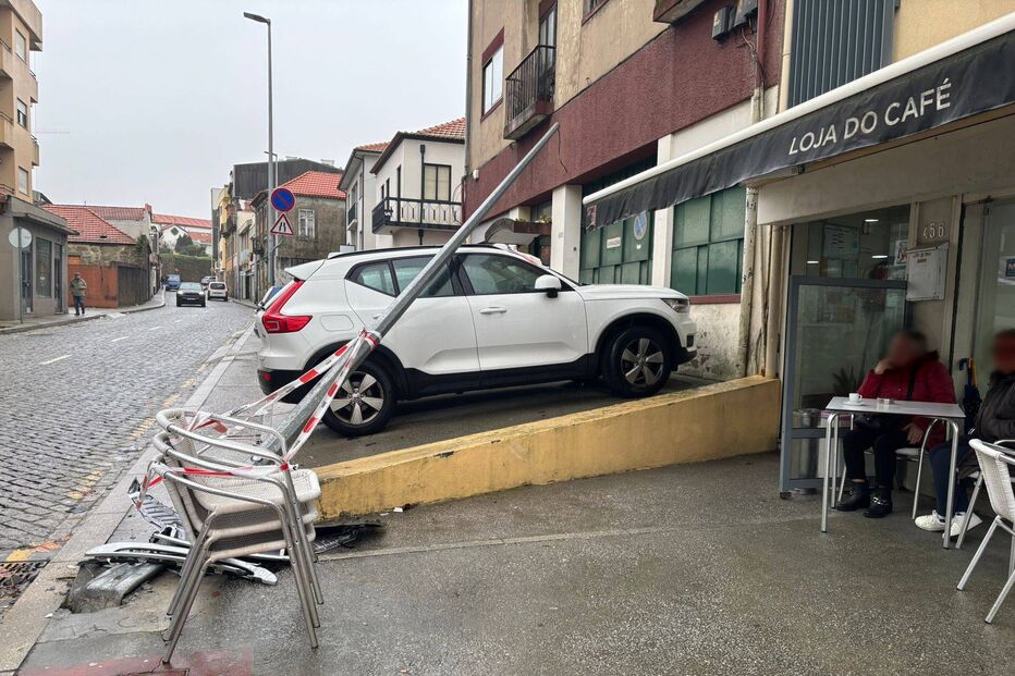 Despiste no Porto derruba poste sobre carro; sem feridos