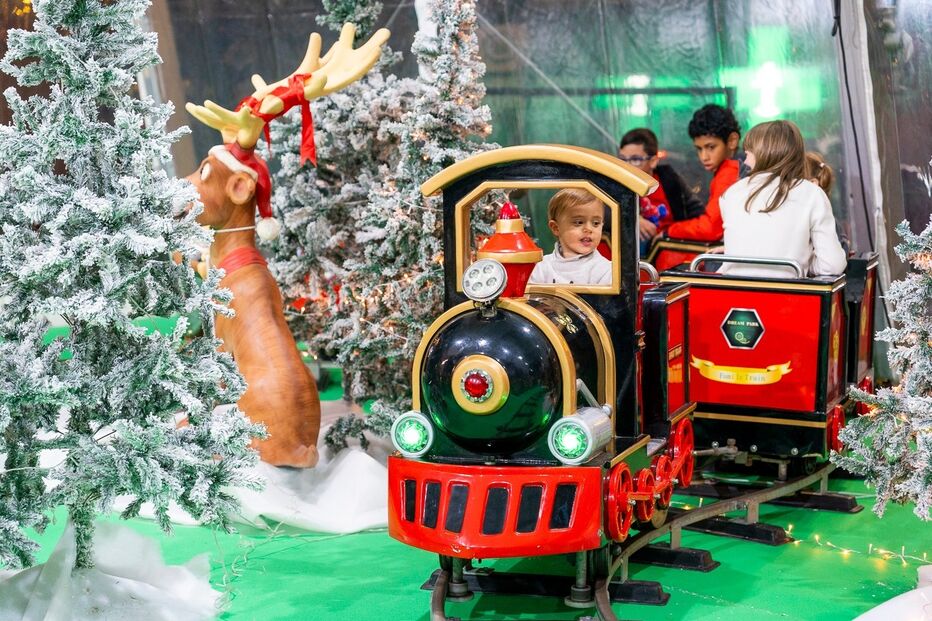 Natal em Valença: crianças desfrutam de comboio decorado num ambiente mágico