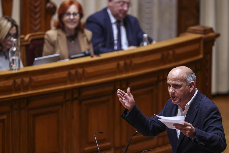 Raimundo critica proposta de Montenegro sobre despedimentos