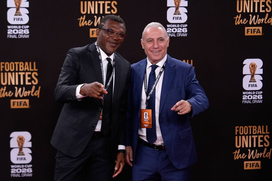 Marcel Desailly, antigo internacional francês, e Hristo Stoichkov, antigo internacional húngaro