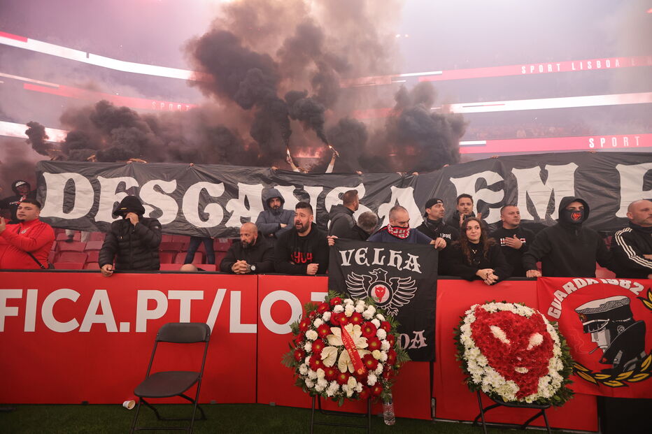 Benfica homenageou Sérgio Caetano, chefe dos 'Diabos Vermelhos', antes do dérbi com o Sporting