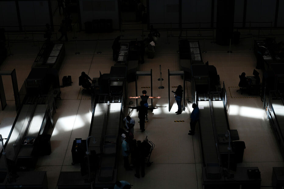 Passageiros em controlo de segurança, possivelmente na Venezuela, devido à falta de voos