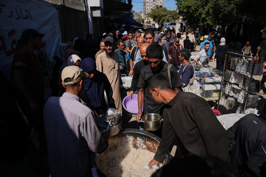 Palestinianos em Gaza recebem comida devido à fome e genocídio, segundo a ONU