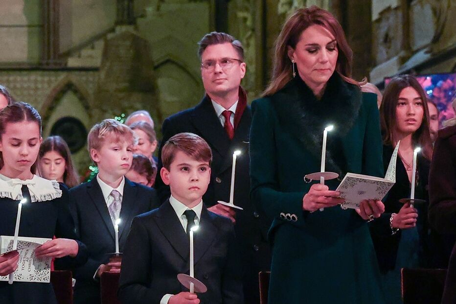 Família real reunida na Abadia de Westminster para missa de Natal