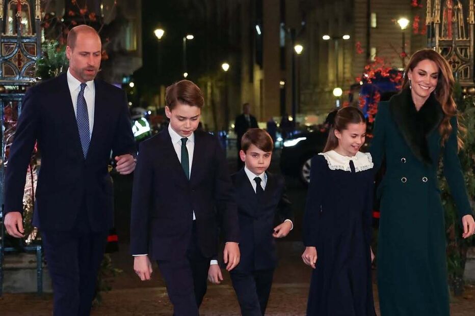 Família real reunida na Abadia de Westminster para a missa de Natal