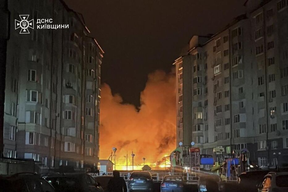 Incêndio em Kiev, Ucrânia, visto entre prédios residenciais