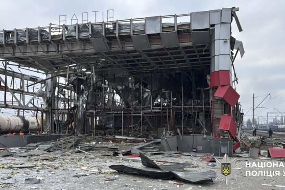 Estação de comboios na Ucrânia mostra destruição após ataque