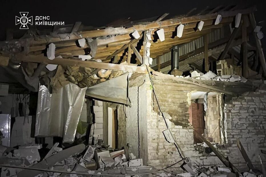 Casa danificada após bombardeamento na região de Kyiv