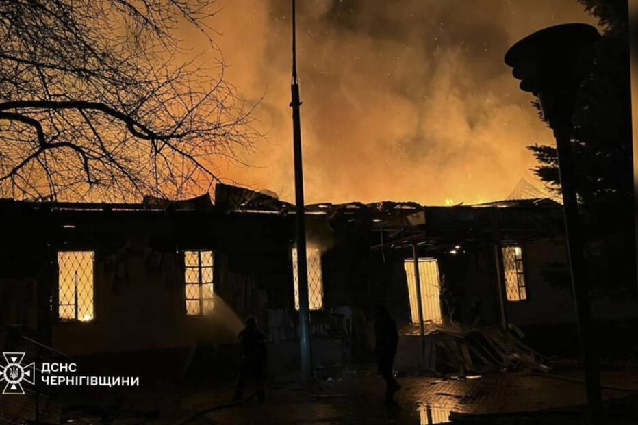 Edifício em chamas em Chernihiv, Ucrânia, com bombeiros no local