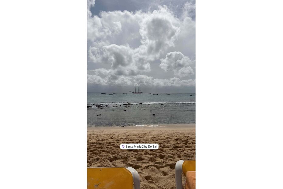Praia de Santa Maria, na Ilha do Sal, com vista para o mar.
