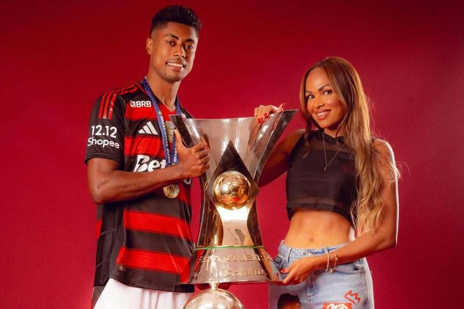 Jogador do Flamengo celebra títulos com uma fã especial