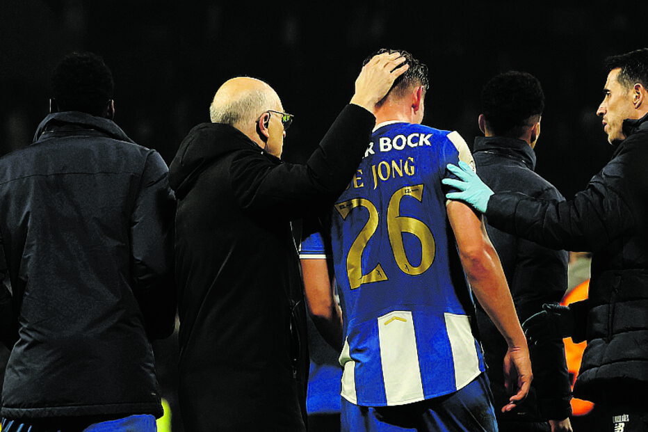 Lesão de Luuk de Jong obriga a repensar estratégia traçada