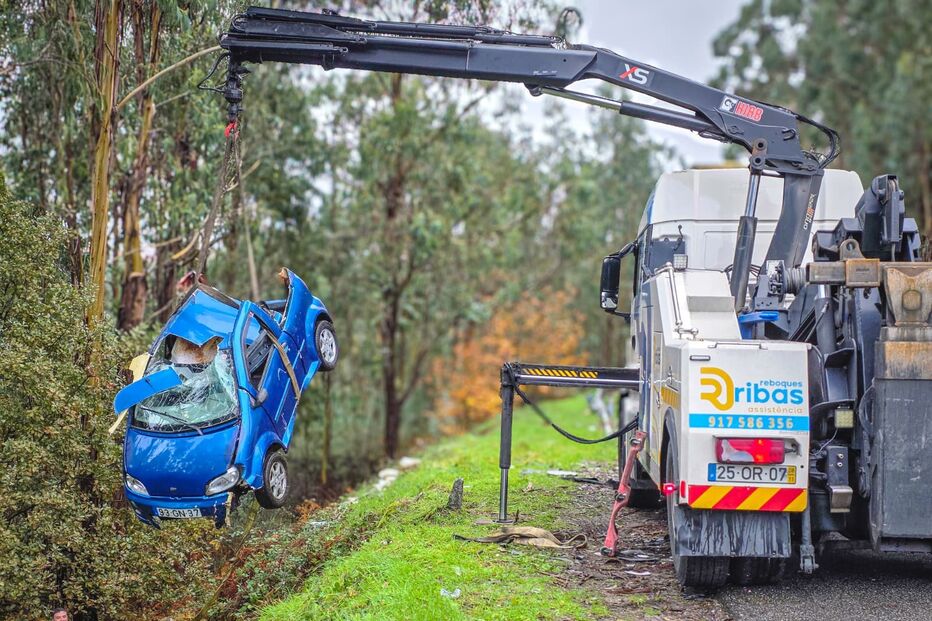 Despiste atira carro para ravina, em Lousada