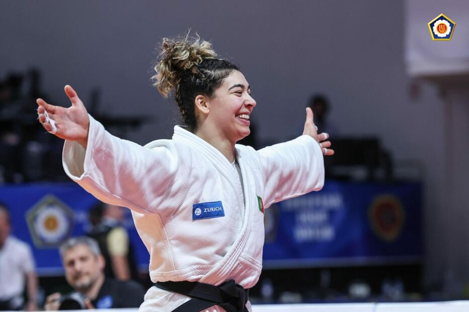 Patrícia Sampaio celebra a medalha de prata no Grand Slam de Tóquio.

