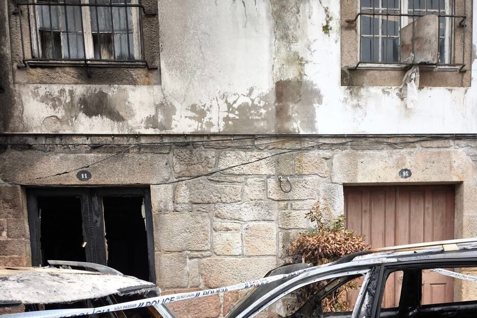 Incêndio destrói carro e guarda-sóis em Ponte de Lima